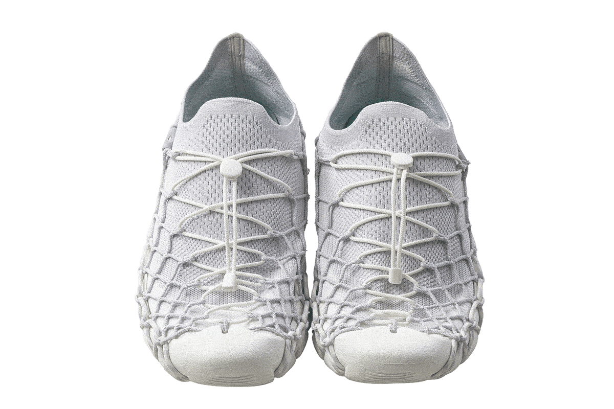 〈キーン〉のスニーカー