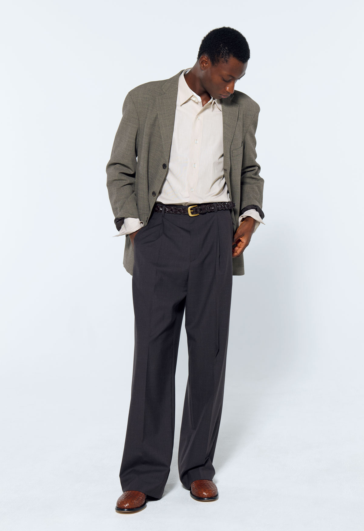 The Rowのウールジャケット、コットンポプリンシャツ、ウールパンツ、カーフレザーベルト、カーフレザーシューズ