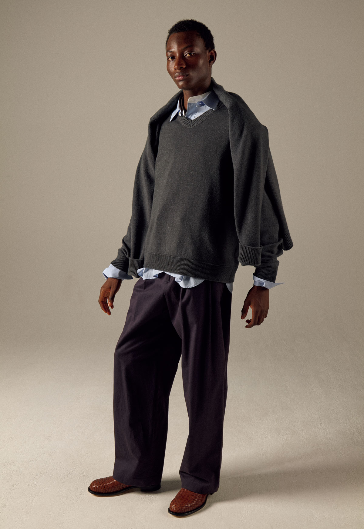 The RowのカシミヤリネンVネックニット、共地のニットカーディガン、コットンポプリンシャツ、コットンカシミヤパンツ、カーフレザーシューズ