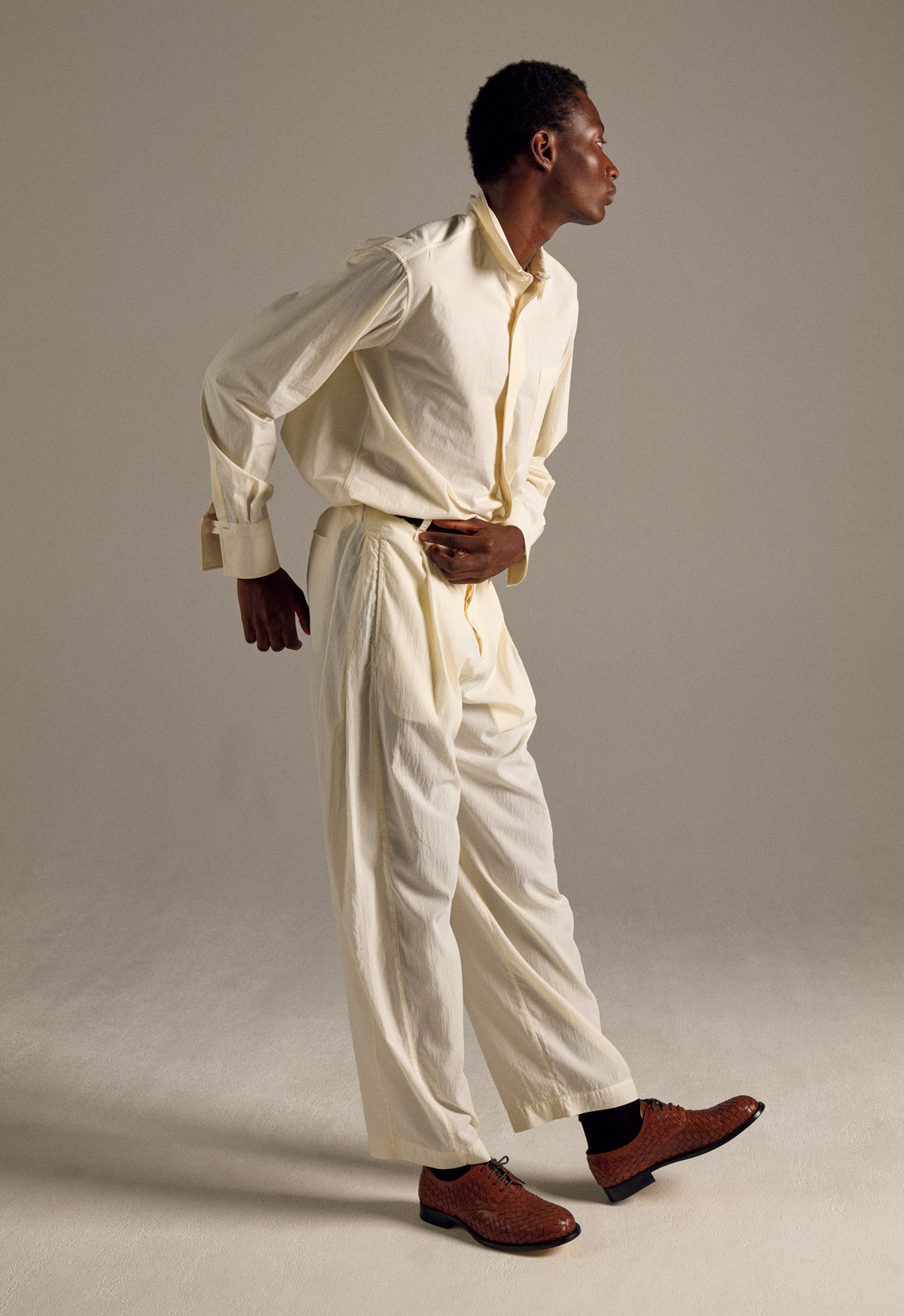 The Rowのコットンポプリンシャツ、シルクナイロンパンツ、カーフレザーベルト、カーフレザーシューズ