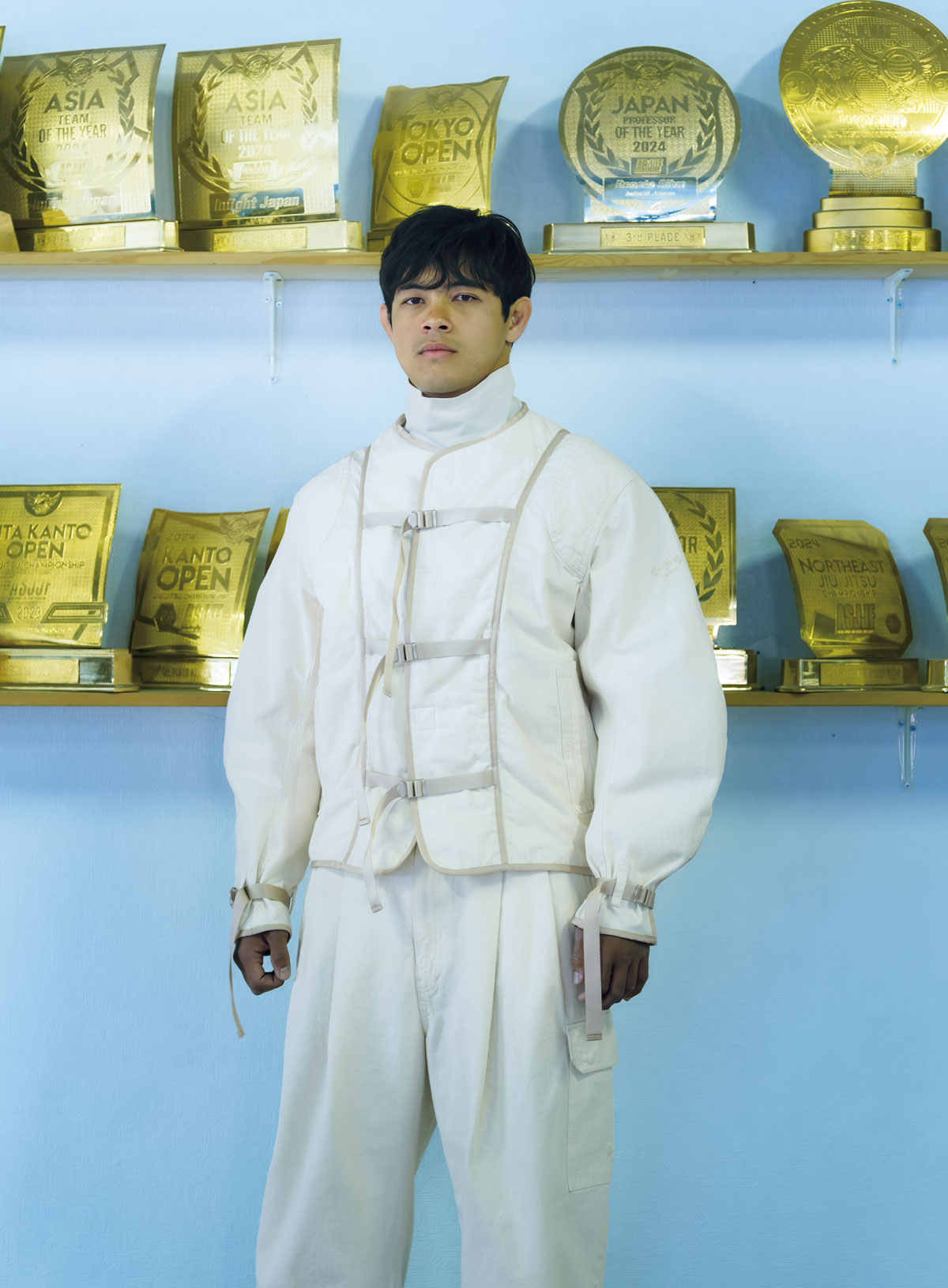 TATRASのウォッシュド加工を施したミリタリージャケット、共地のパンツ