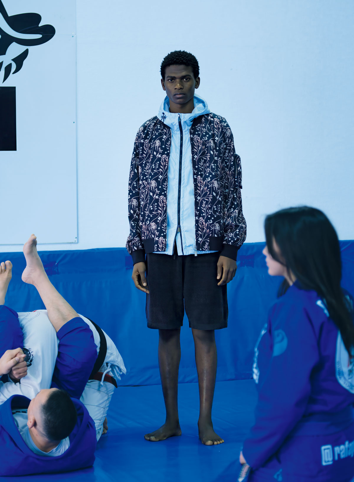 TATRASのシワ加工を施した花柄ブルゾン、ナイロンジャケット、ショートパンツ