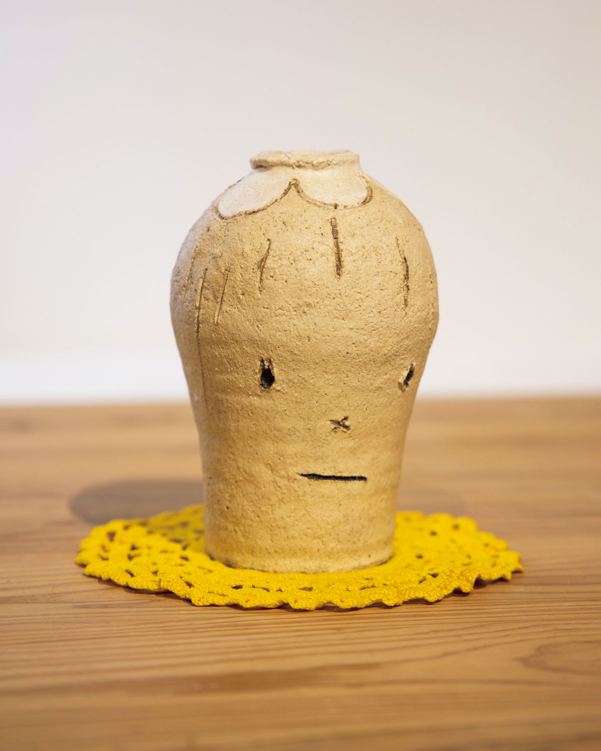 現代美術家・奈良美智に よる「花頭花瓶（初代）