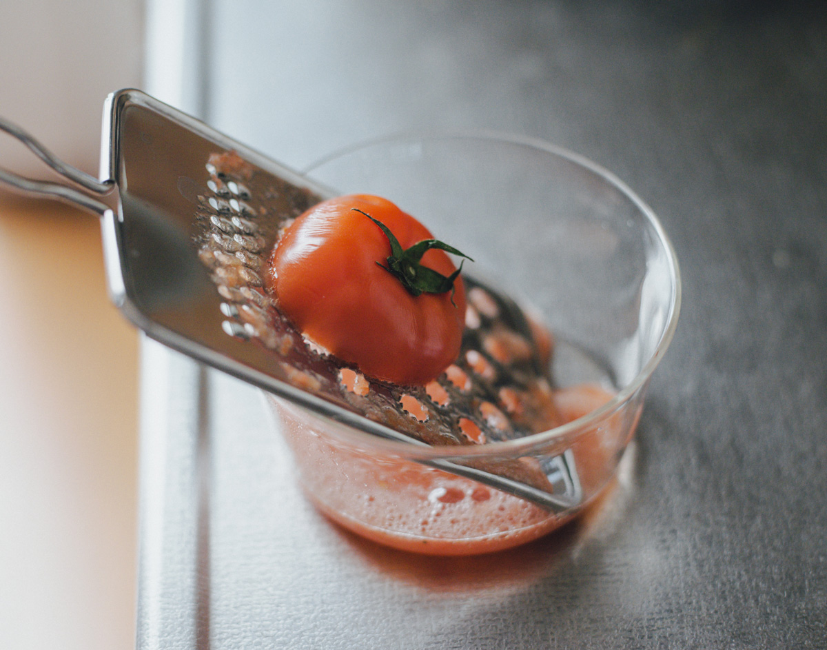 トマトをすりおろす様子