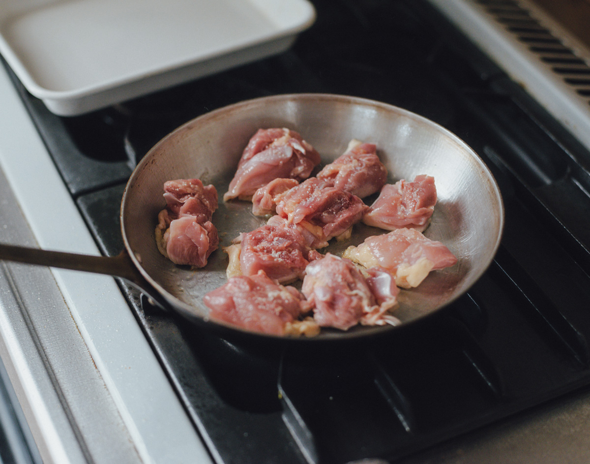 鶏肉をフライパンで焼く様子