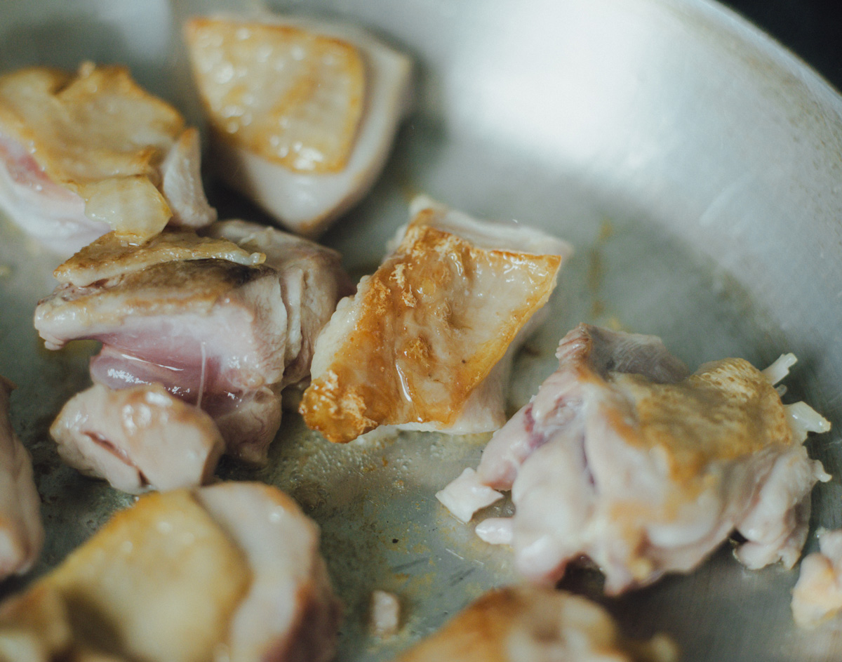 鶏肉をフライパンで焼く様子