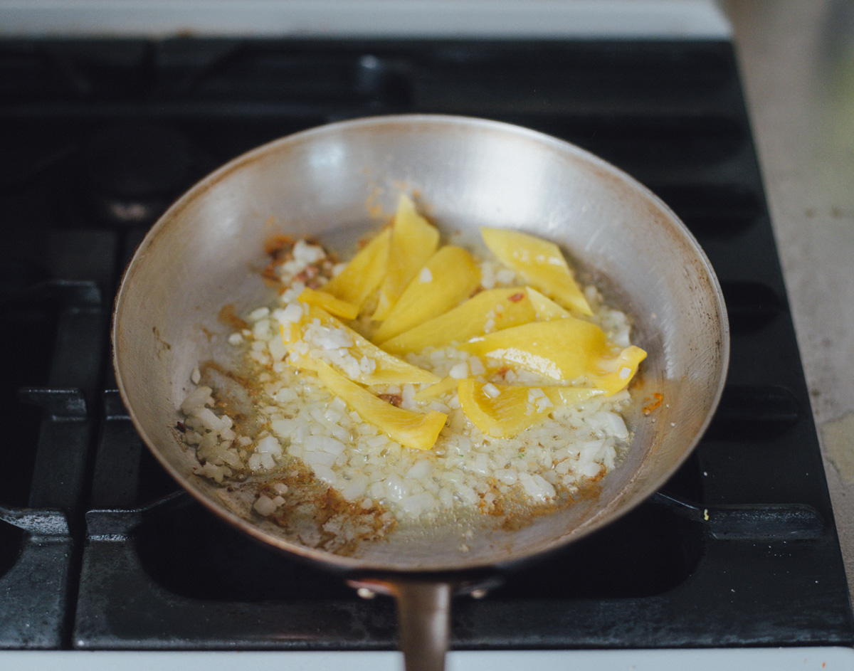 玉ねぎ、パプリカをフライパンで焼く様子