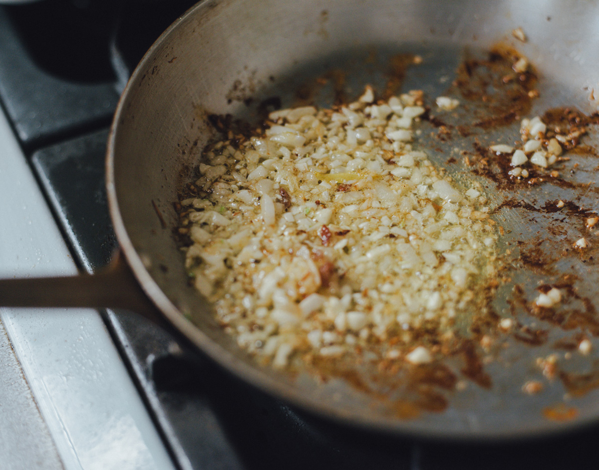 玉ねぎとニンニクを炒める様子