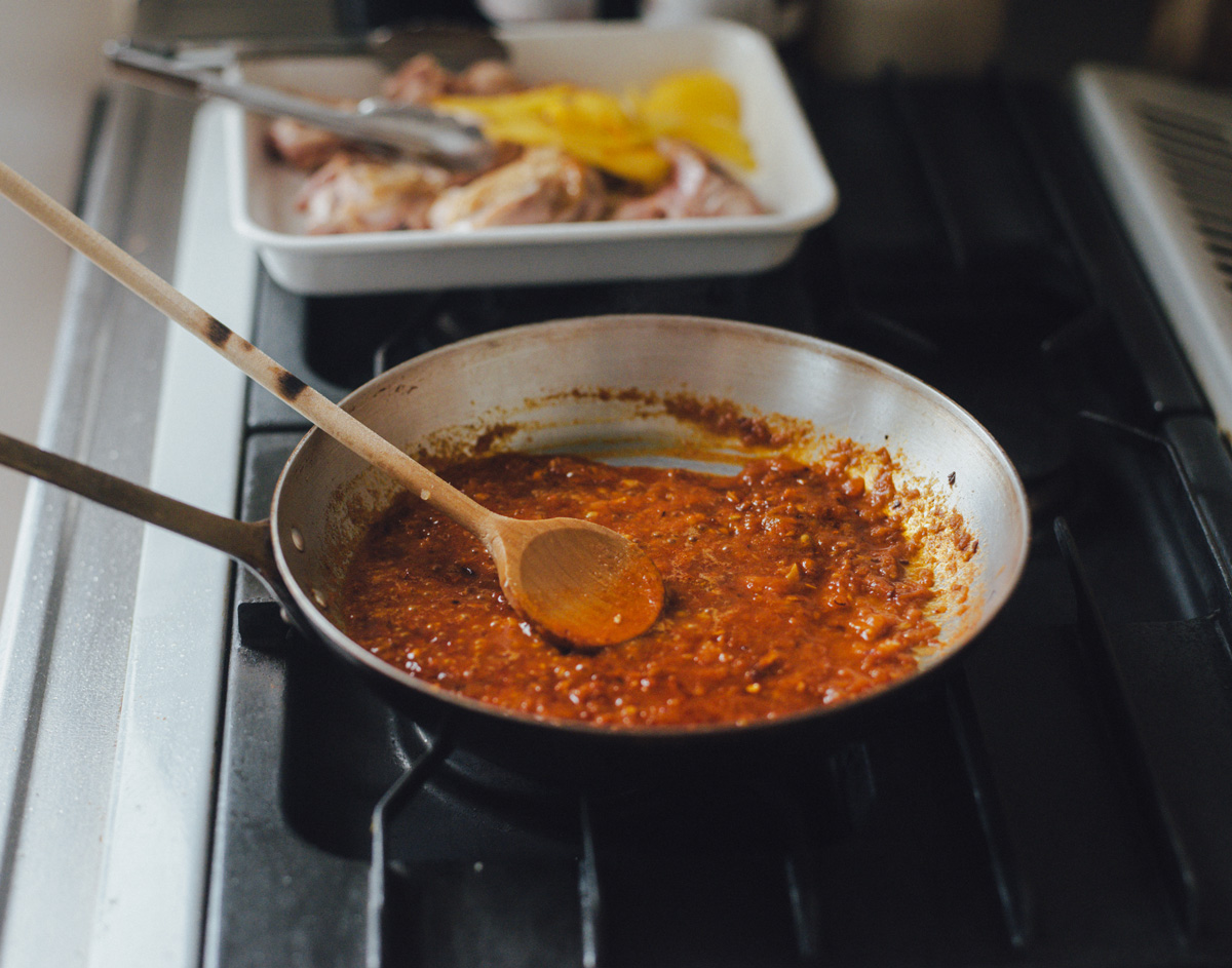 スープを煮詰める様子