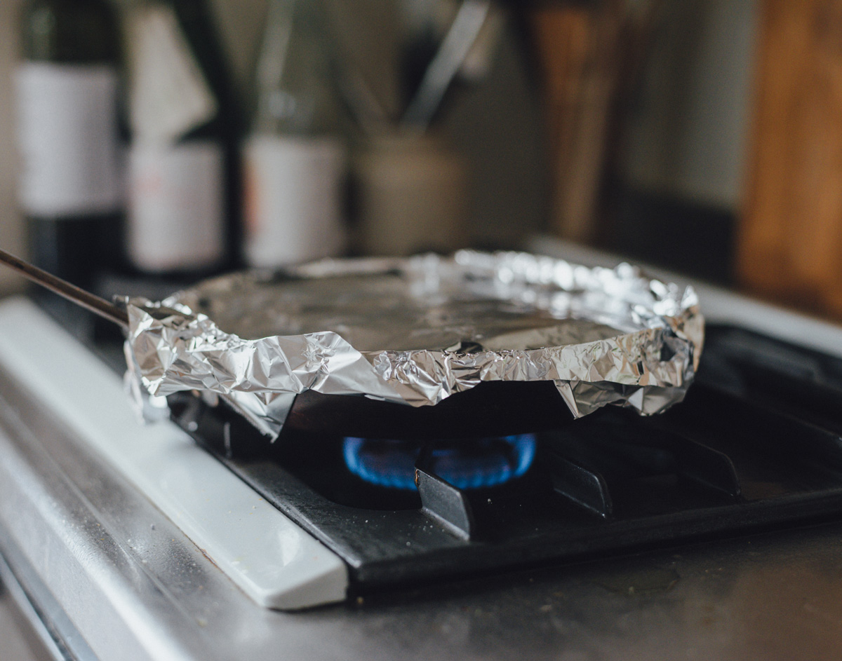 アルミホイルで蓋をして炊く様子