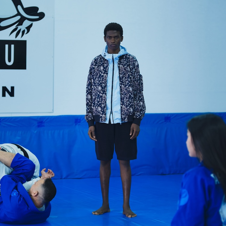 TATRASのシワ加工を施した花柄ブルゾン、ナイロンジャケット、ショートパンツ