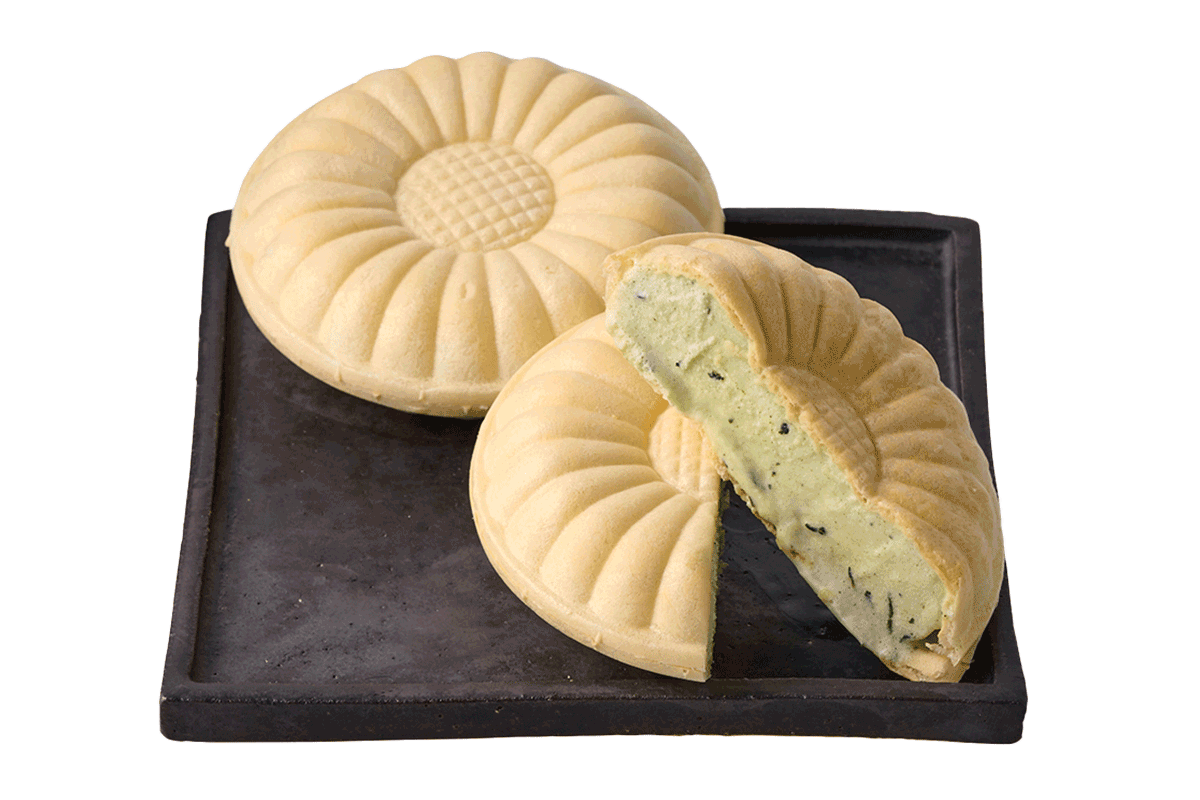 〈松崎冷菓〉の茶の葉アイスもなか