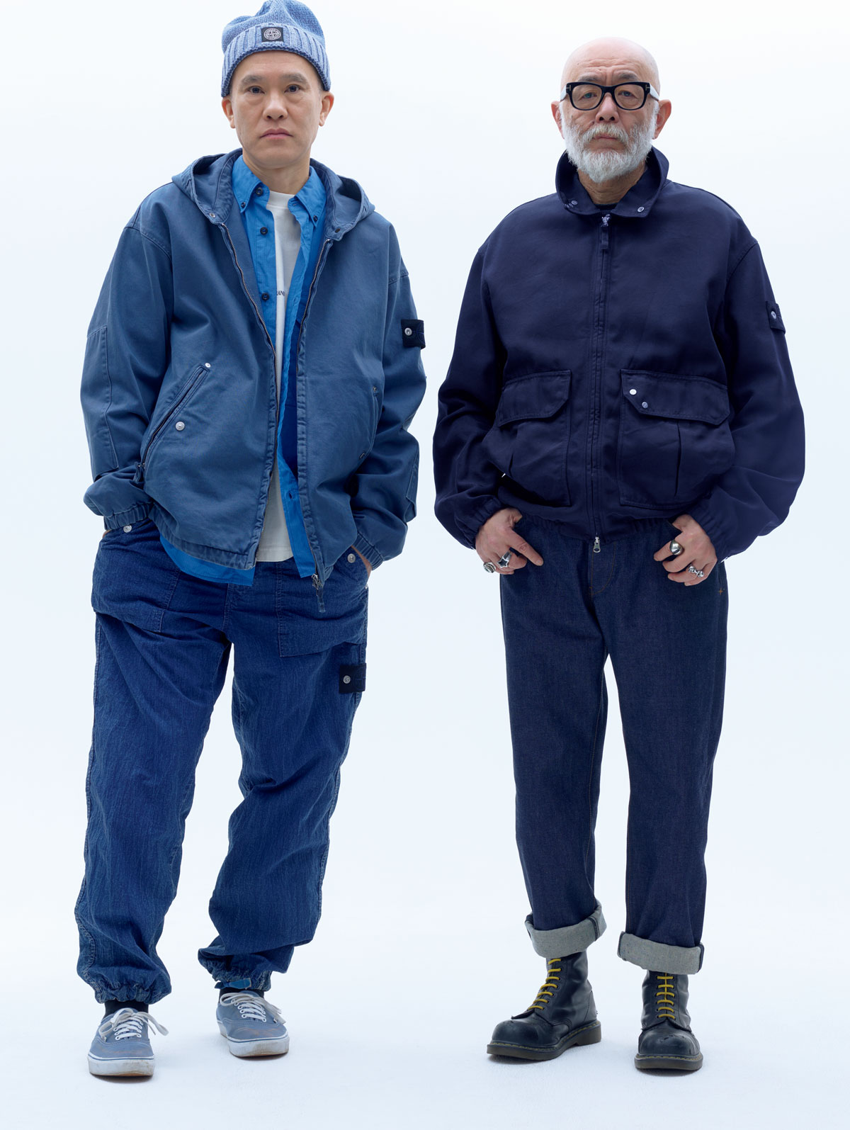 右／インディゴダイナイロンジャケット、デニムパンツ 左／デニムフーディ、シャツ、Tシャツ、インディゴダイナイロンパンツ、ニットキャップ