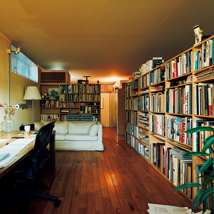 ブックデザイナー40周年、装丁の源泉。鈴木成一の本棚