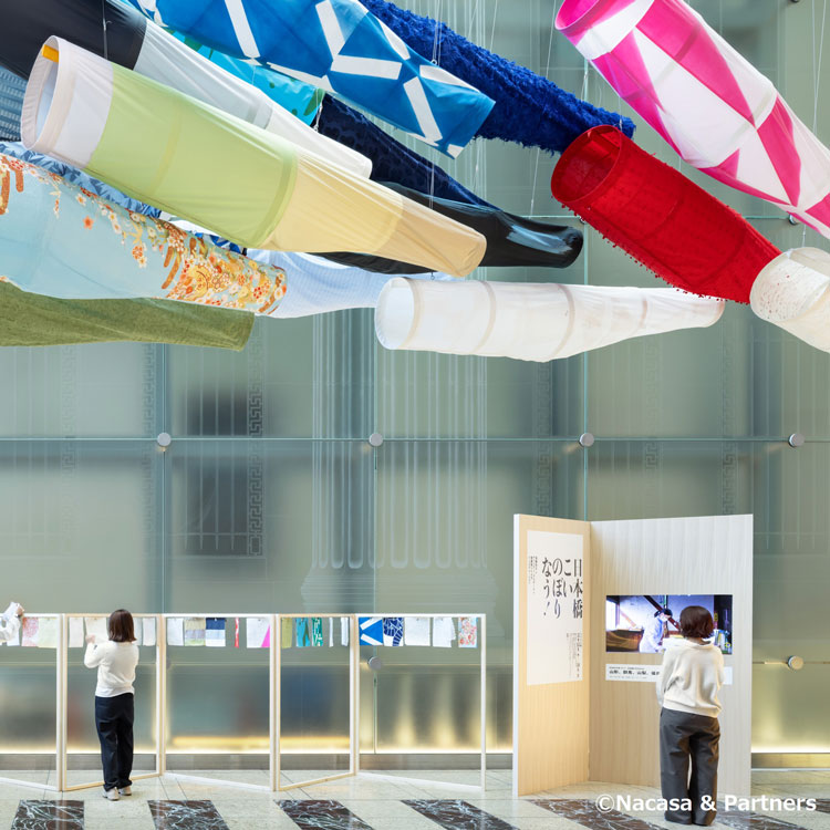 日本橋三井タワーのアトリウムを彩るこいのぼり