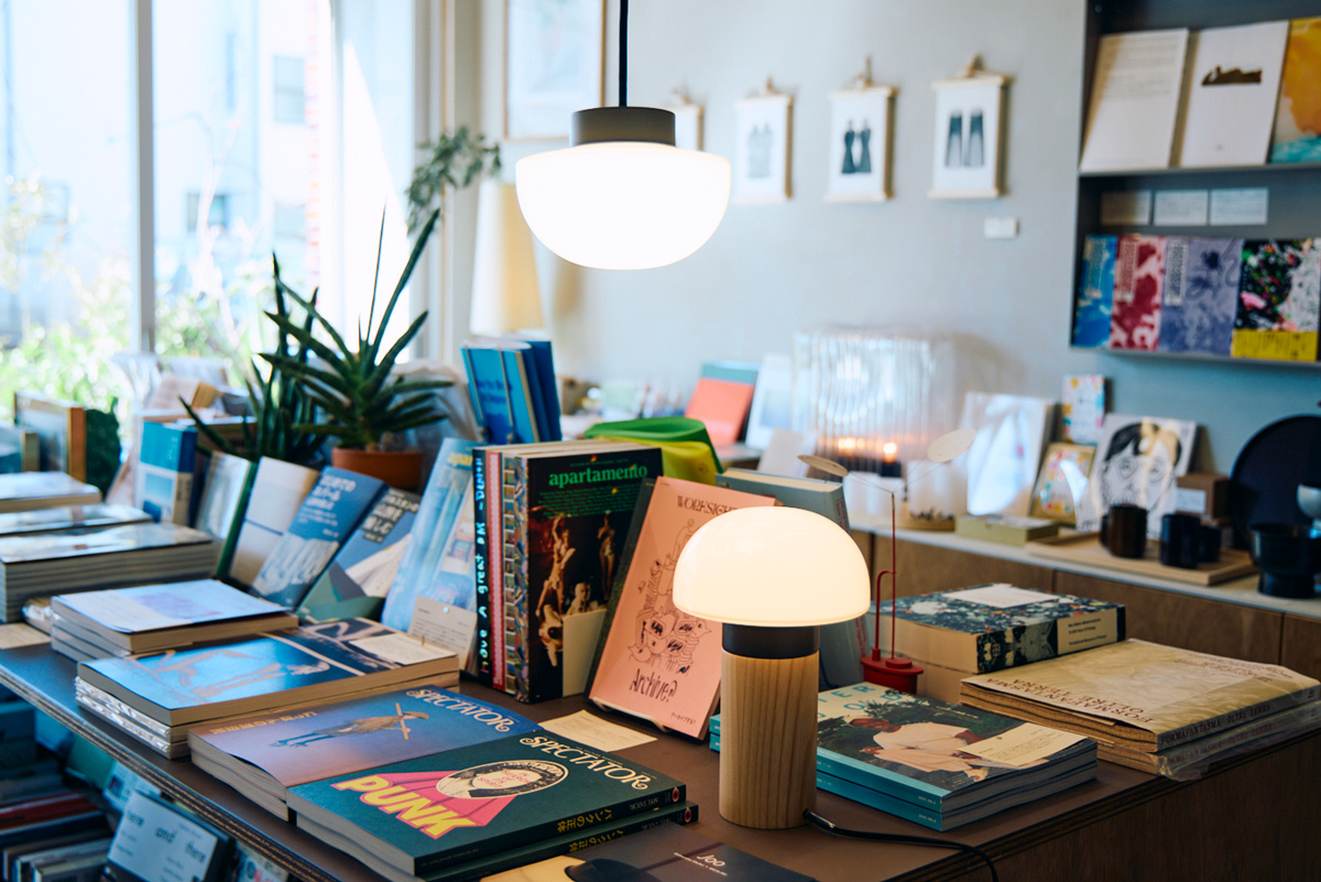 Zelt Bookstoreの陳列棚