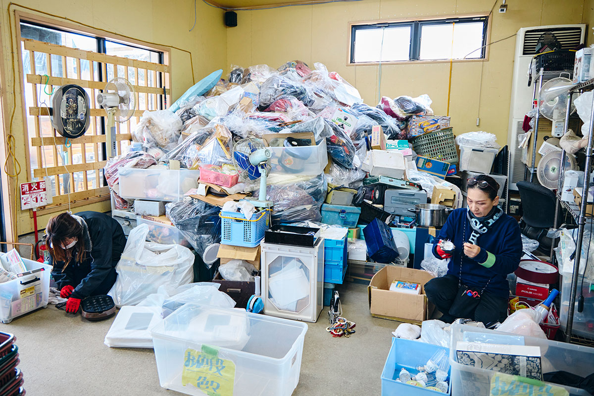 爆安屋 三浦店の店内で、商品を仕分けしている様子