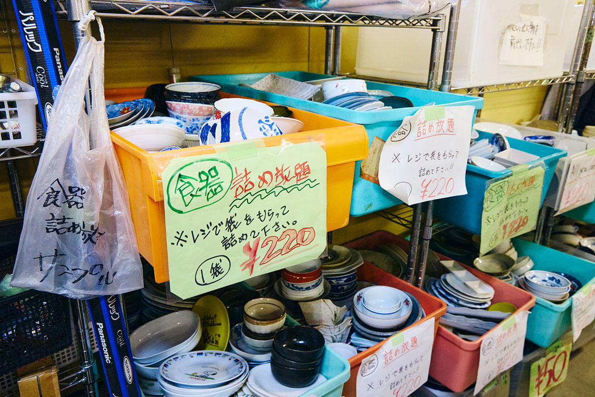 爆安屋 三浦店の店内の棚