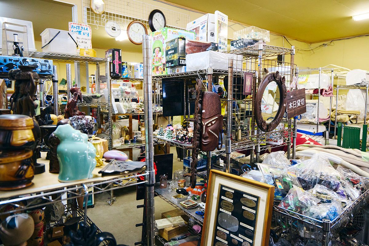 爆安屋 三浦店の店内