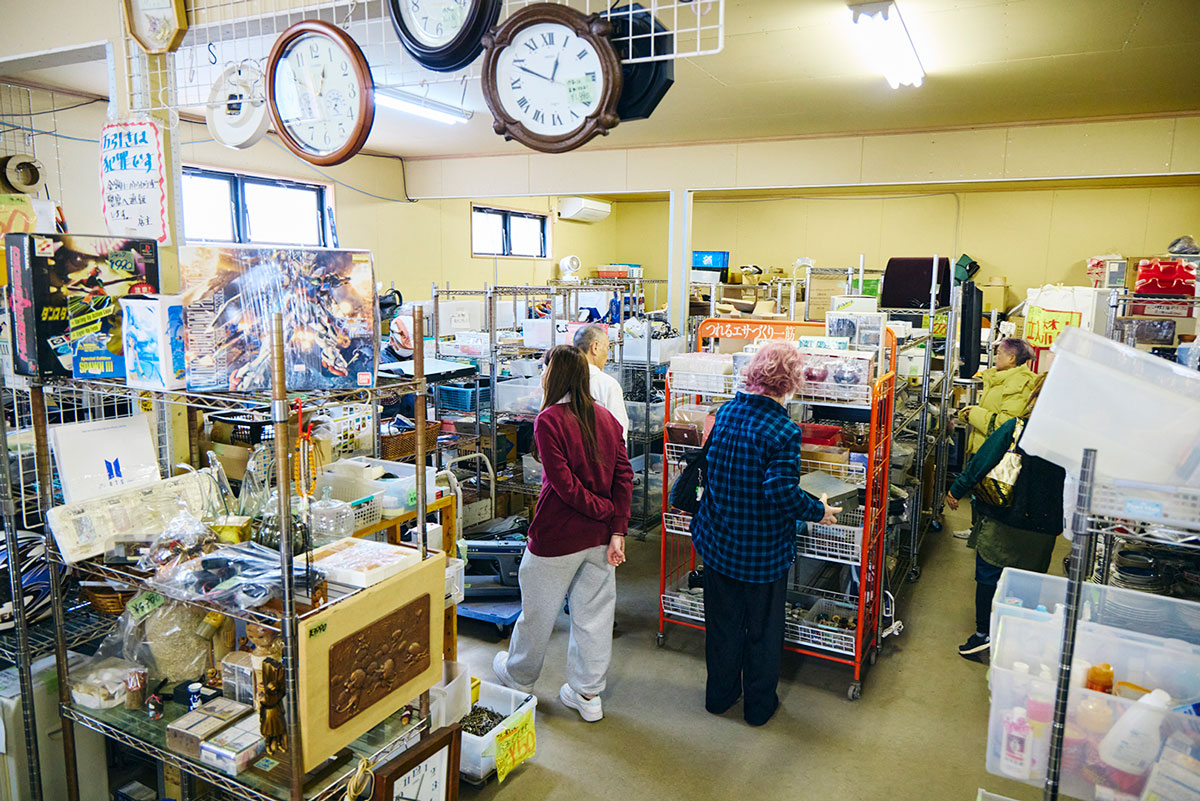 爆安屋 三浦店の店内