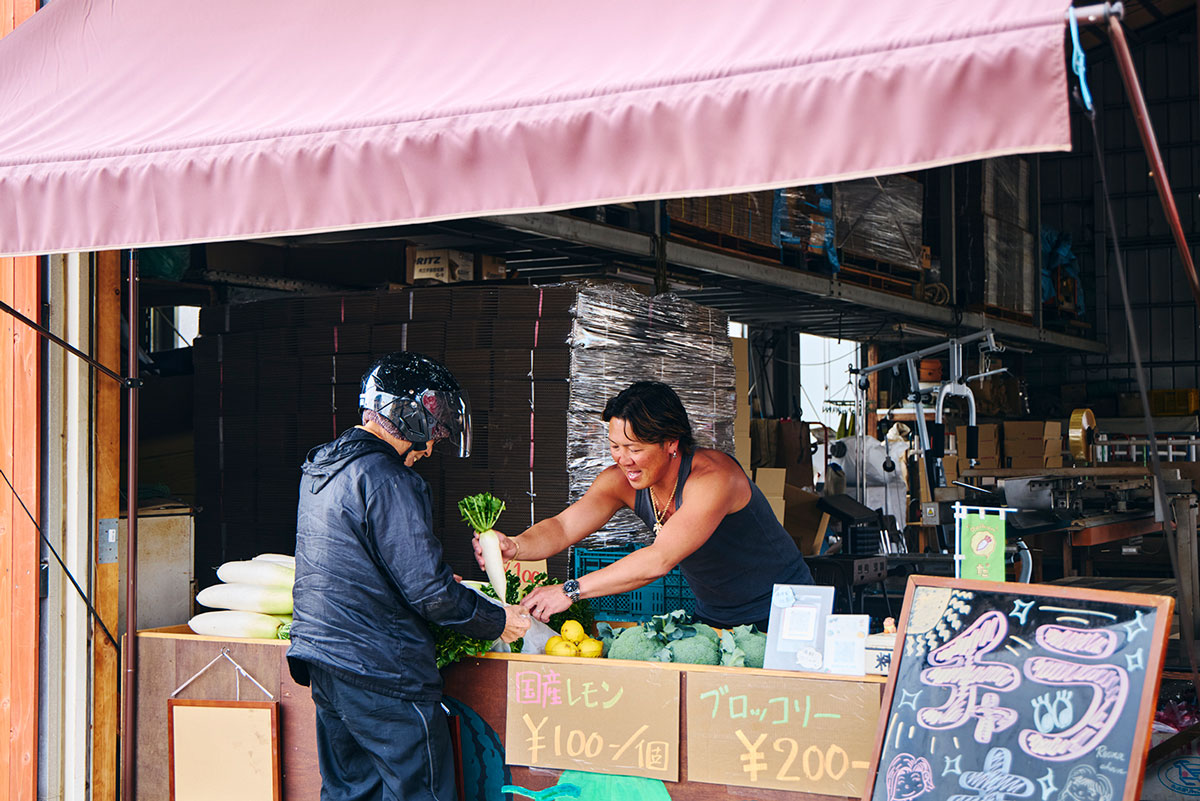 チャラ夫の直売所で接客する大井さん