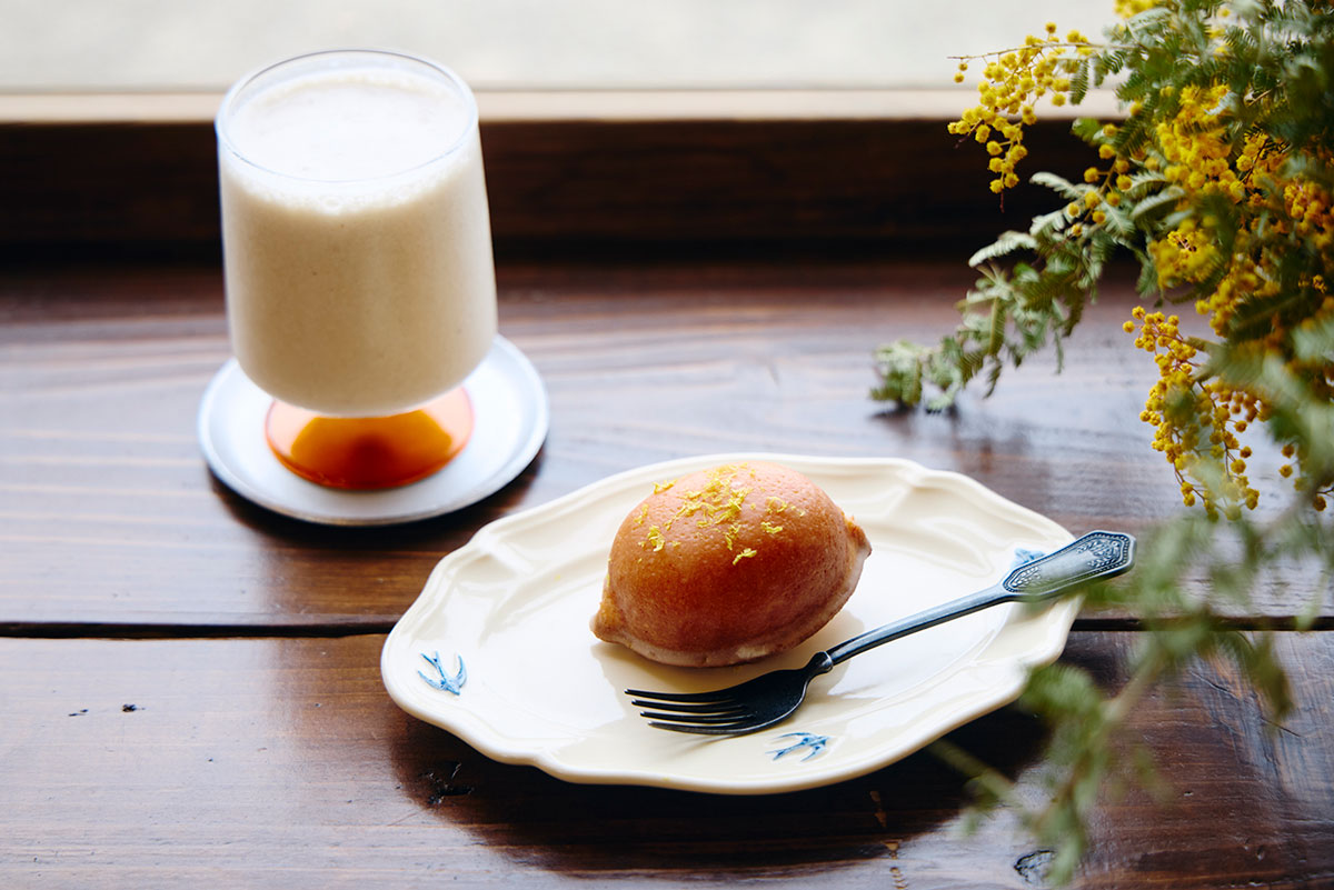 COFFEE&GALLERY SYUYUのバナナジュースと、レモンケーキ