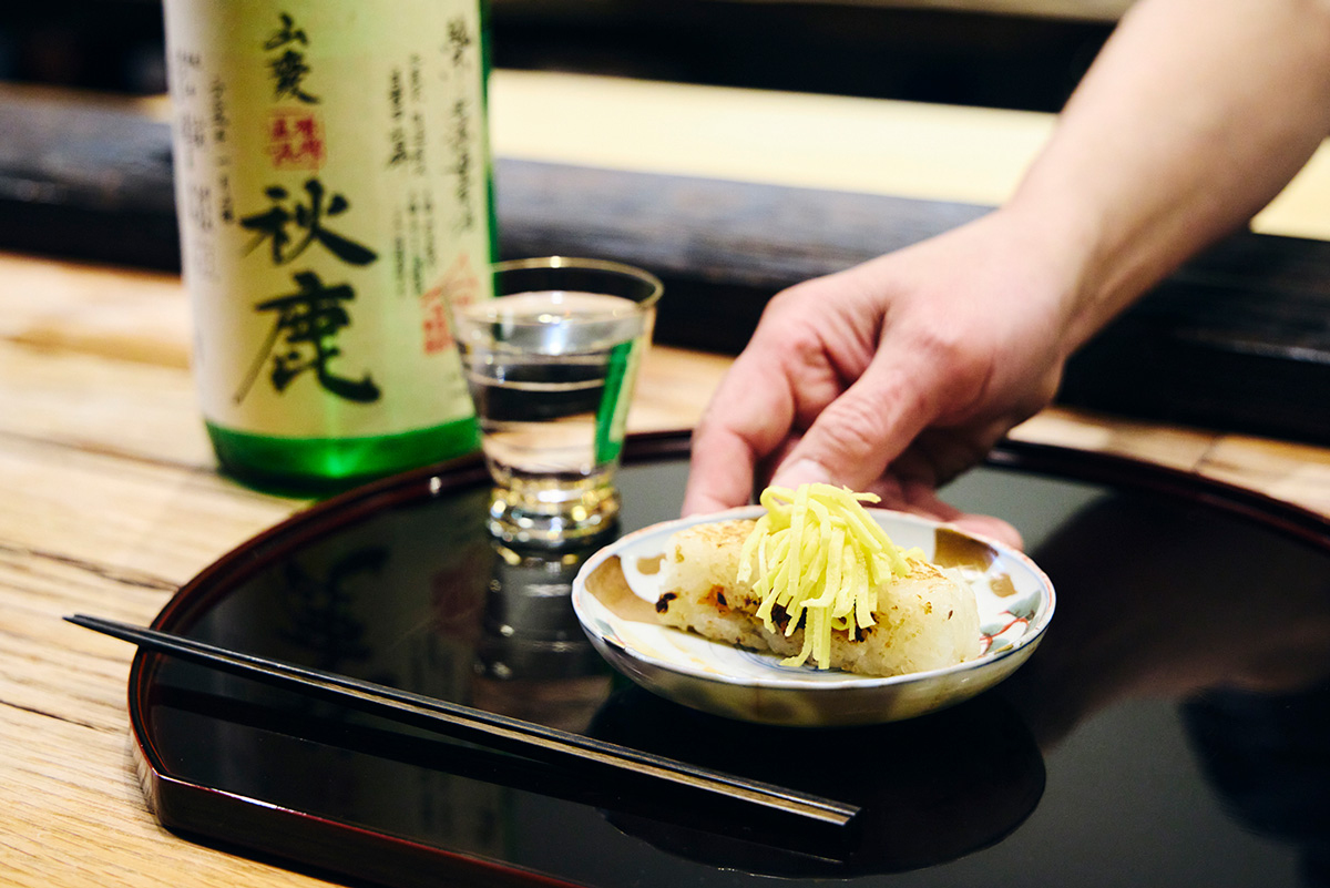 酒肴懐石 よのすけの「さばそぼろ、にんじん、椎茸が包まれた焼き鮨」