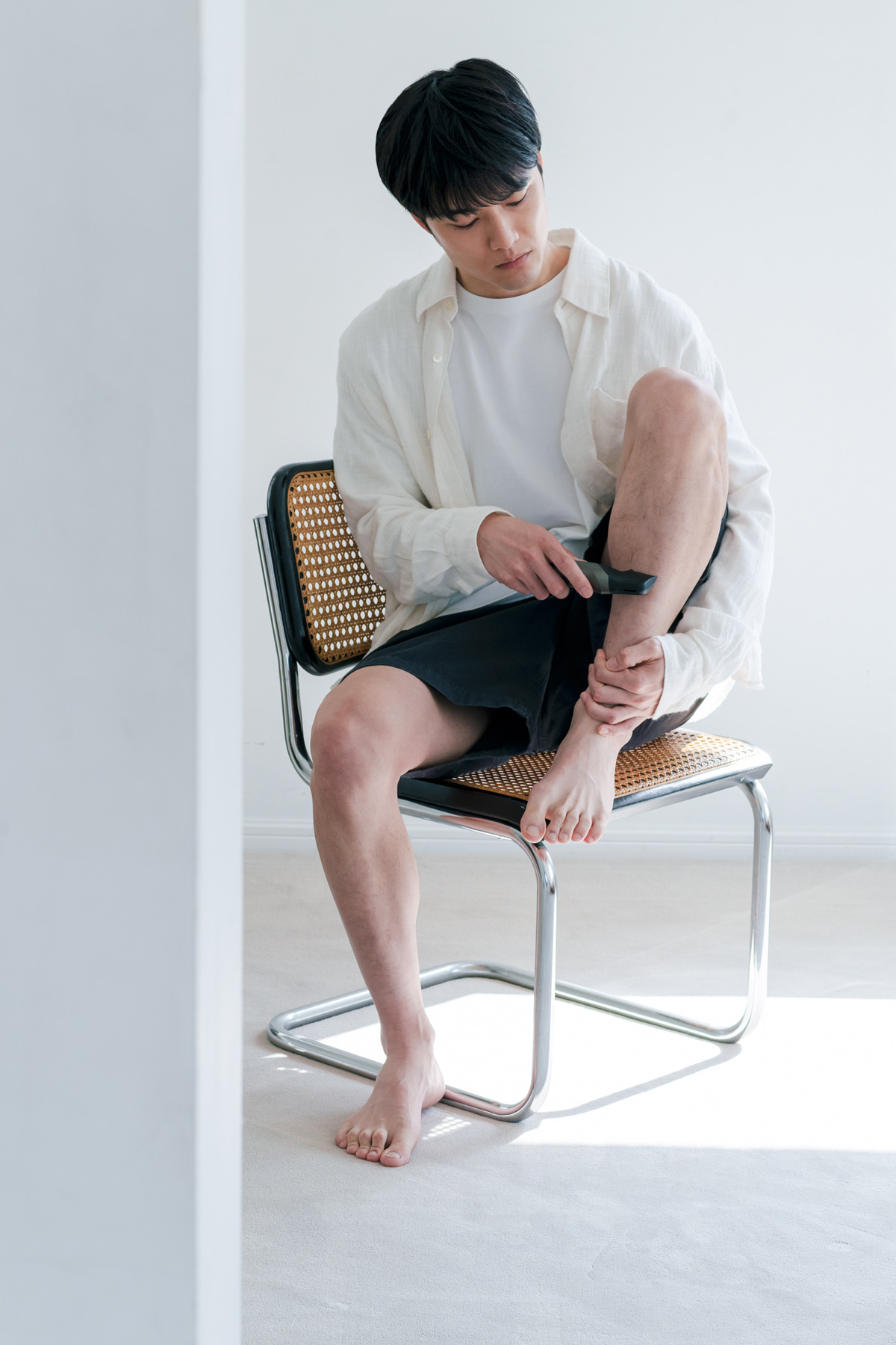 ボディトリマー「ER-GK83」でトリミングする入江さん