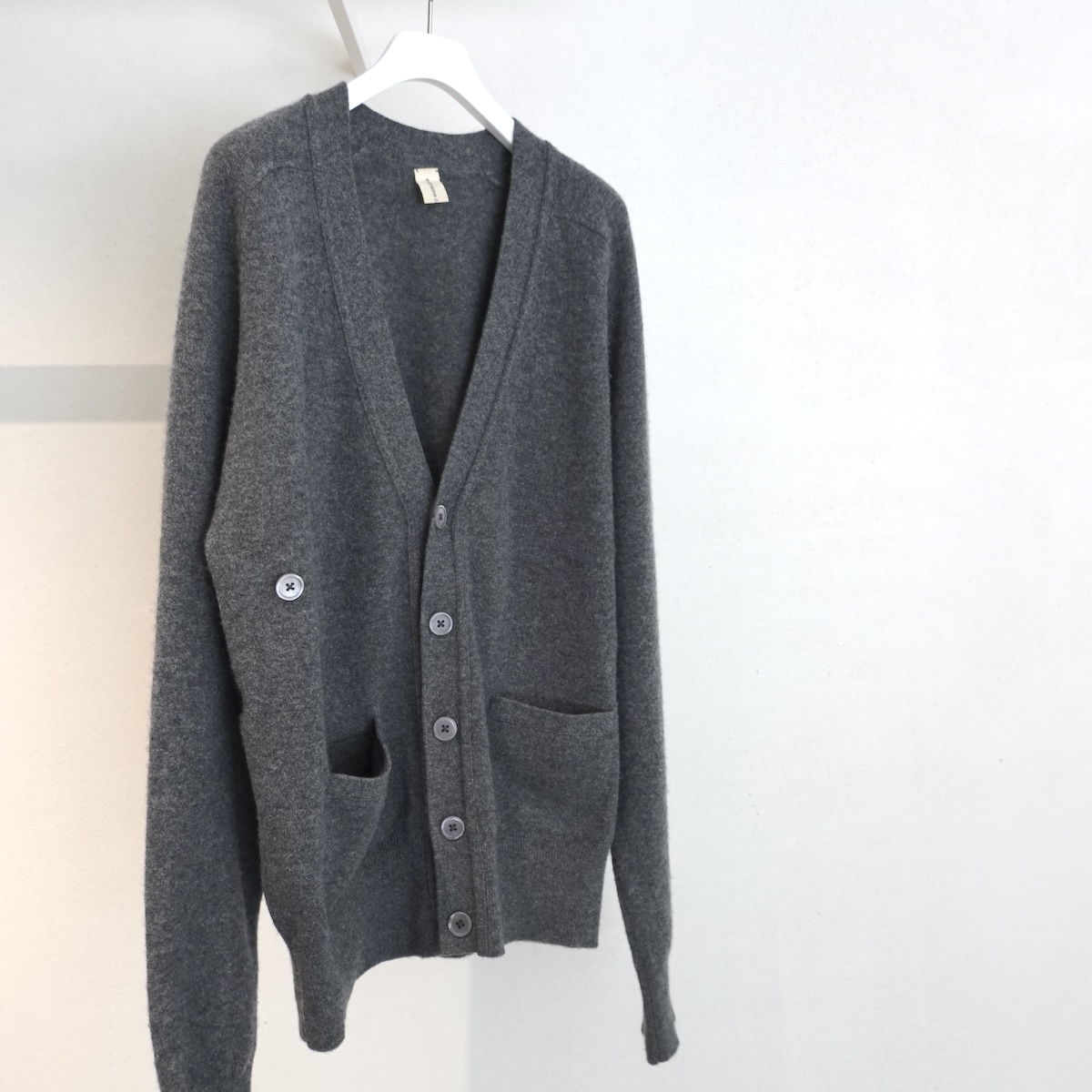 〈extreme cashmere〉のカーディガン