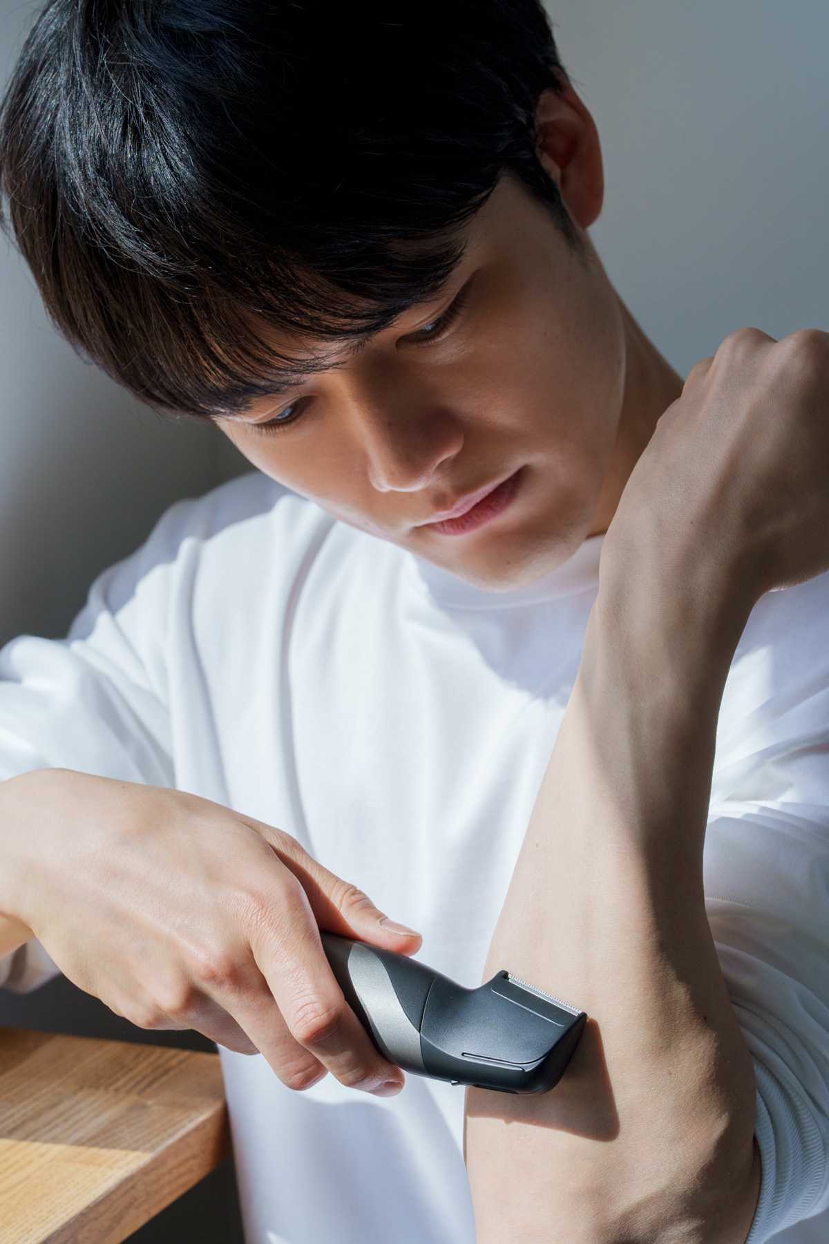 ボディトリマー「ER-GK83」でトリミングする入江さん