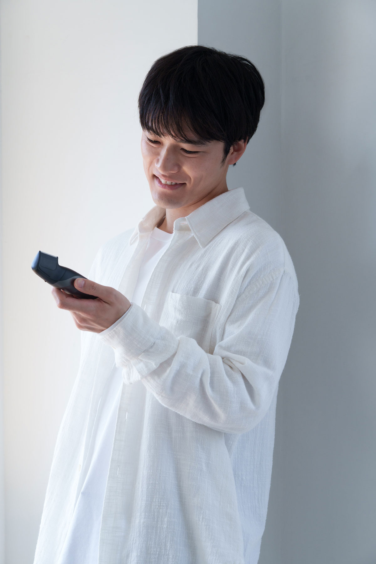 Panasonicのボディトリマーを手に持つ入江甚儀