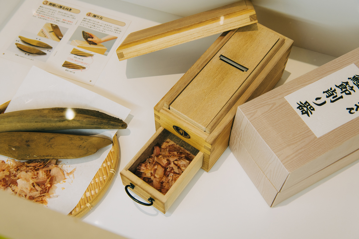 〈にんべん〉の本枯鰹節と鰹節削り器