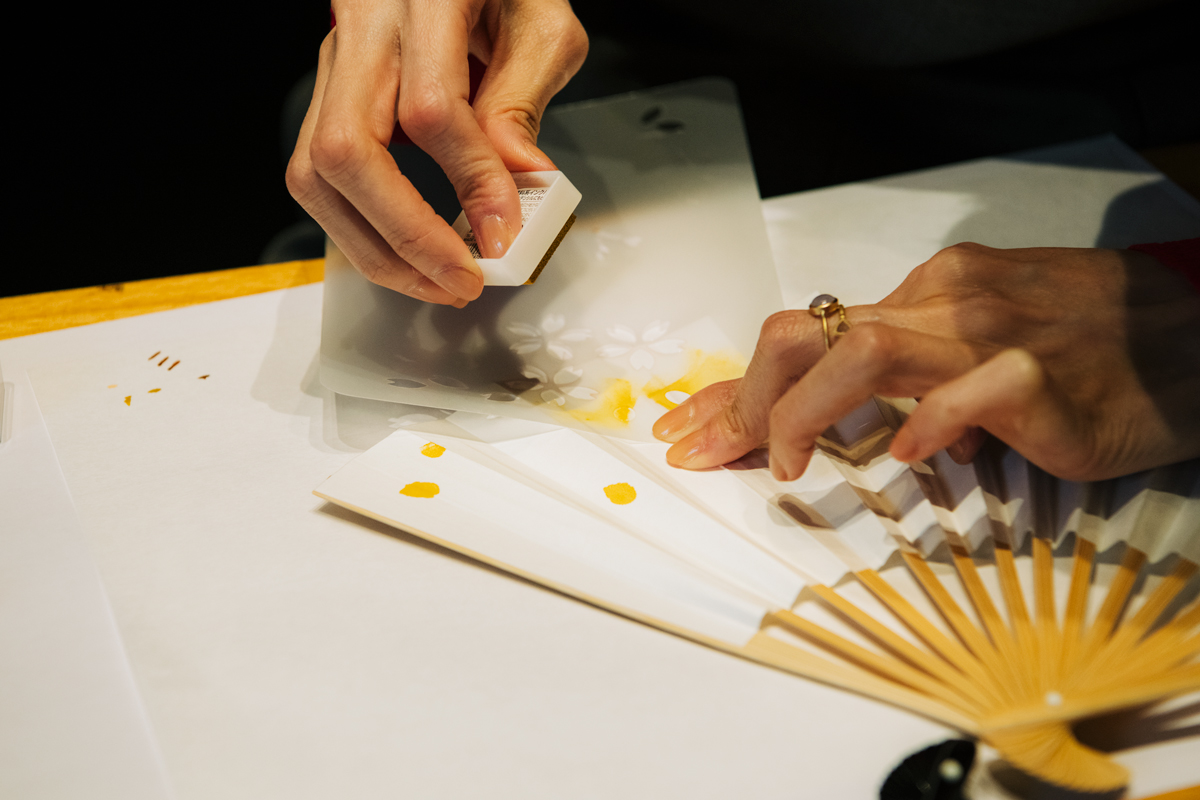 扇子にスタンプする様子
