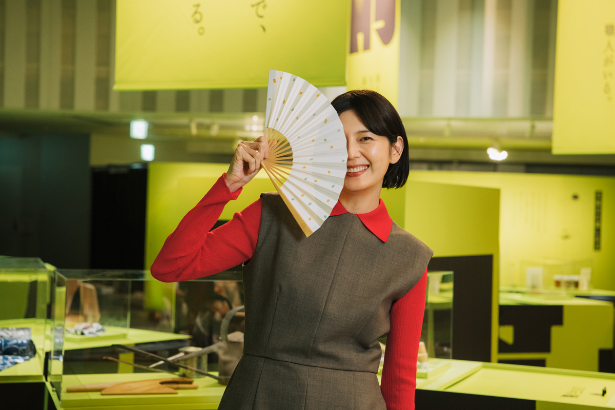 扇子を持つ菊池亜希子