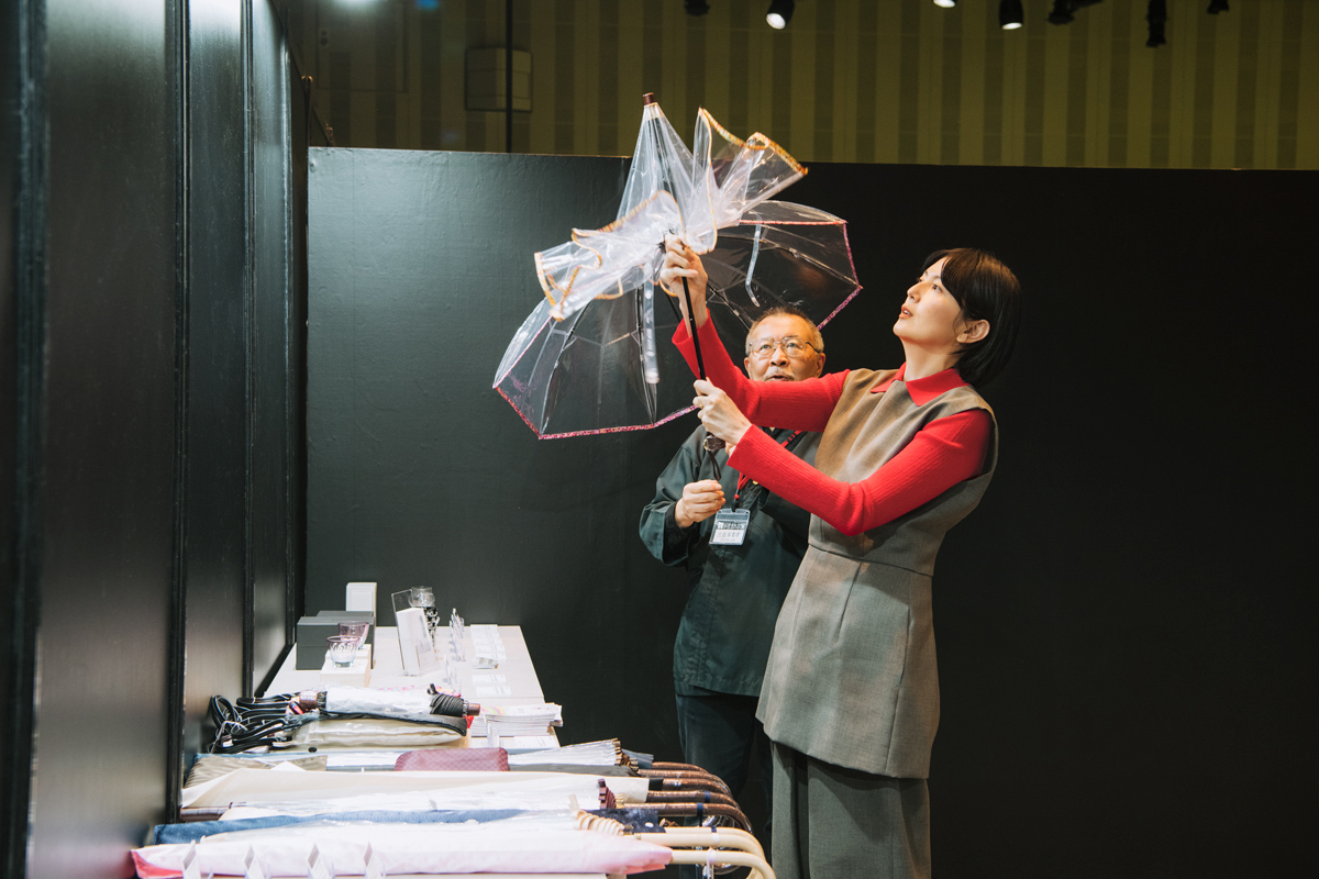 ビニール傘を持つ菊池亜希子