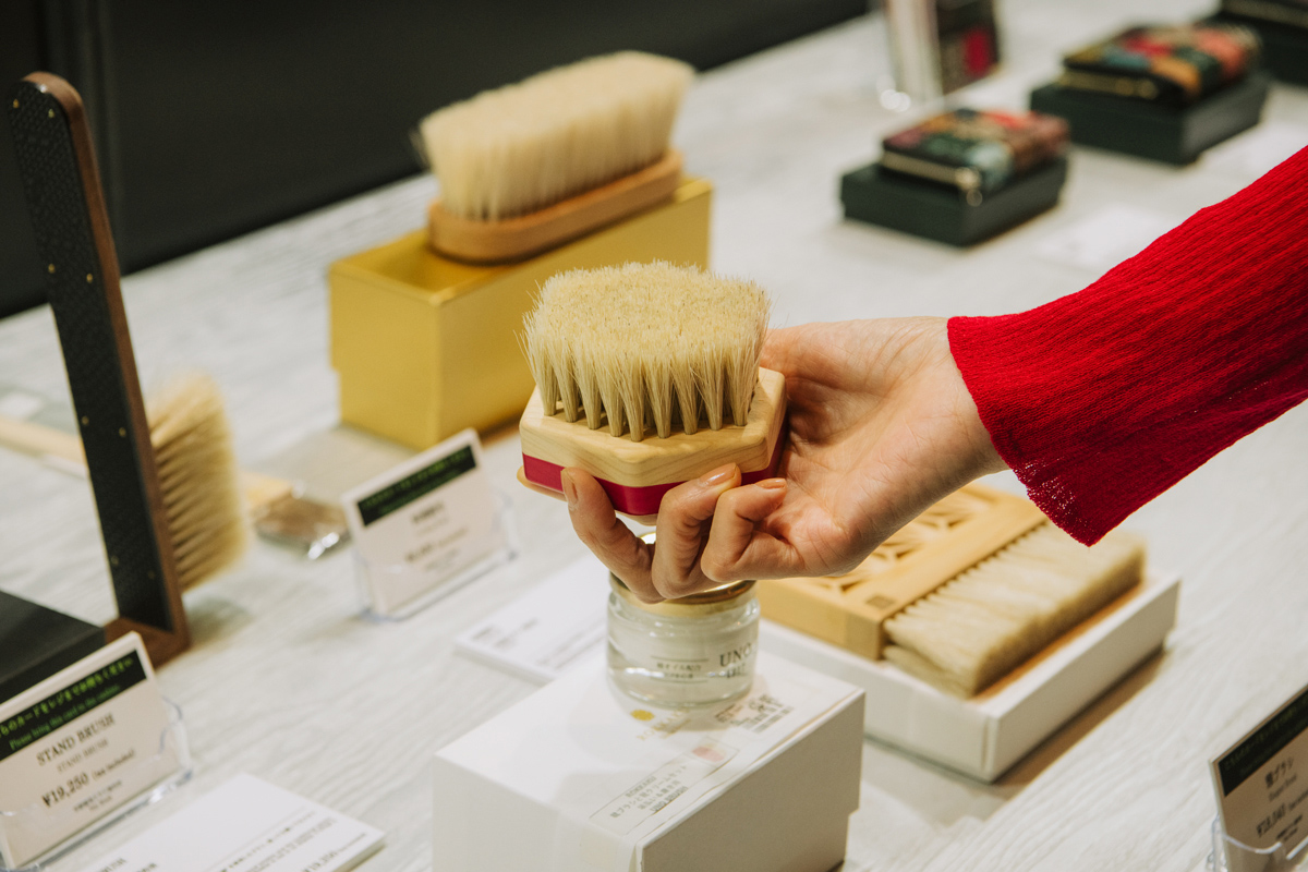 宇野刷毛ブラシ製作所による手植えブラシ