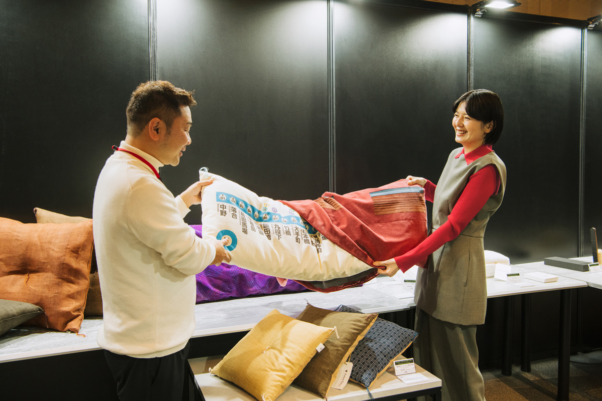 長座布団を持つ菊池亜希子