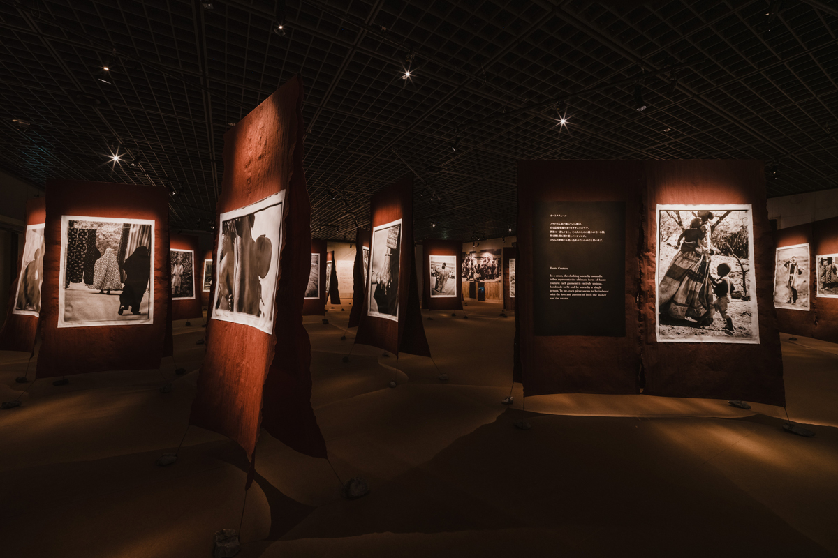 高木由利子 写真展 Threads of Beauty 1995‐2025 ― 時をまとい、風をまとう。展示の様子