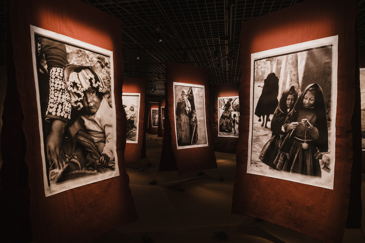 高木由利子 写真展 Threads of Beauty 1995‐2025 ― 時をまとい、風をまとう。展示の様子