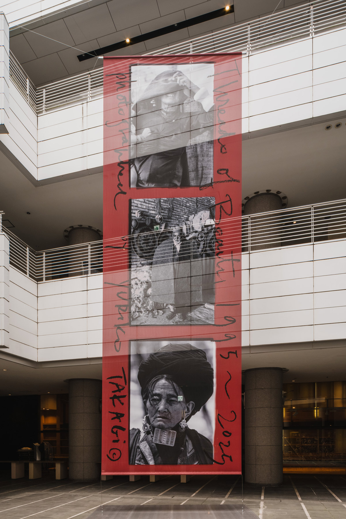 高木由利子 写真展 Threads of Beauty 1995‐2025 ― 時をまとい、風をまとう。展示の様子