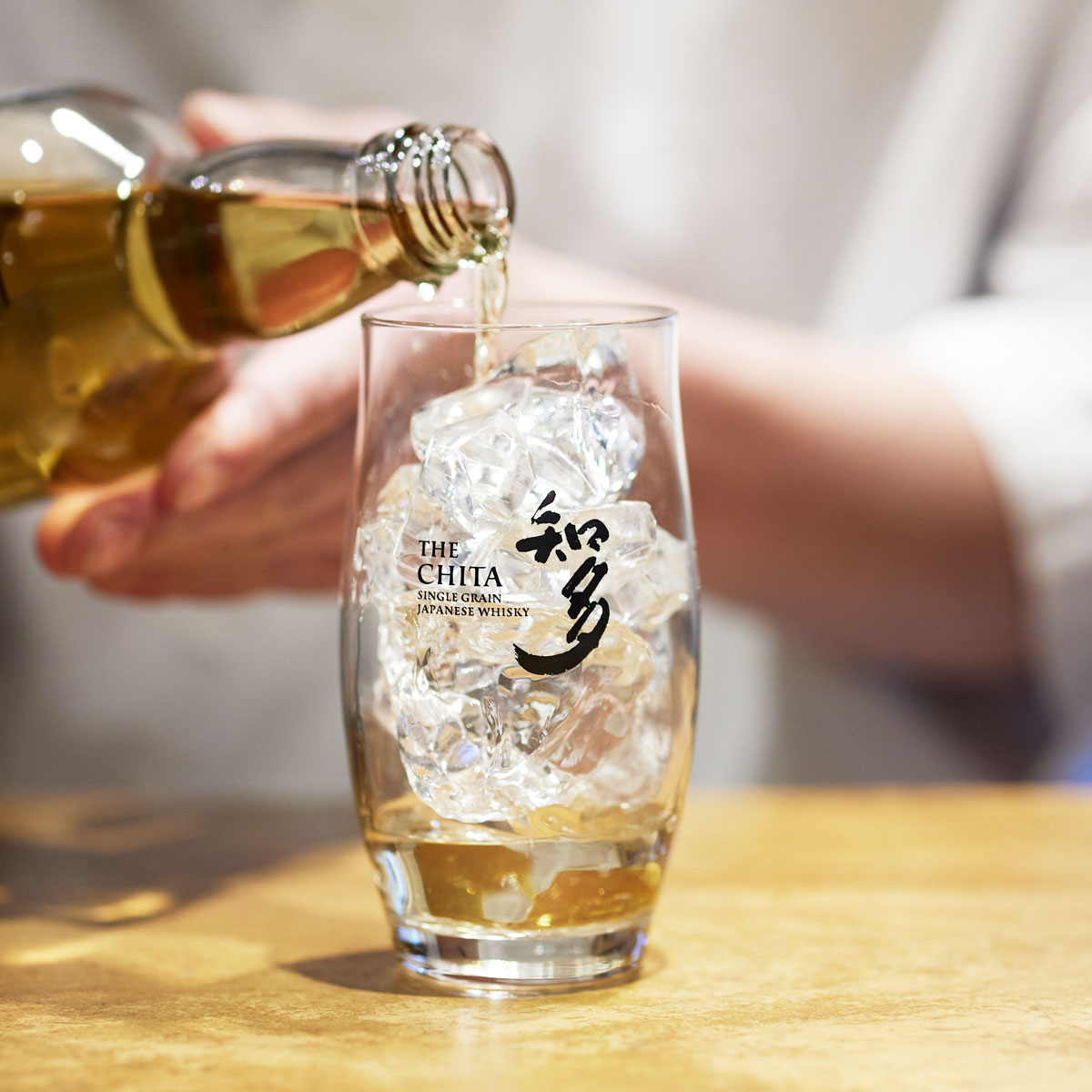 〈知多〉ハイボールを作る様子