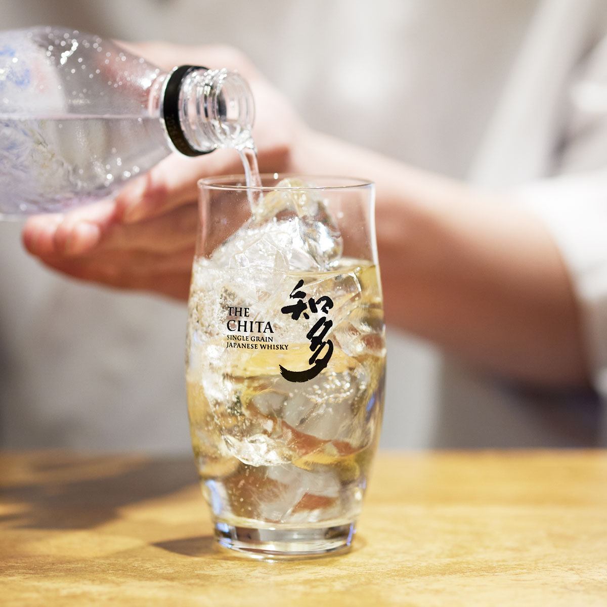 〈知多〉ハイボールを作る様子