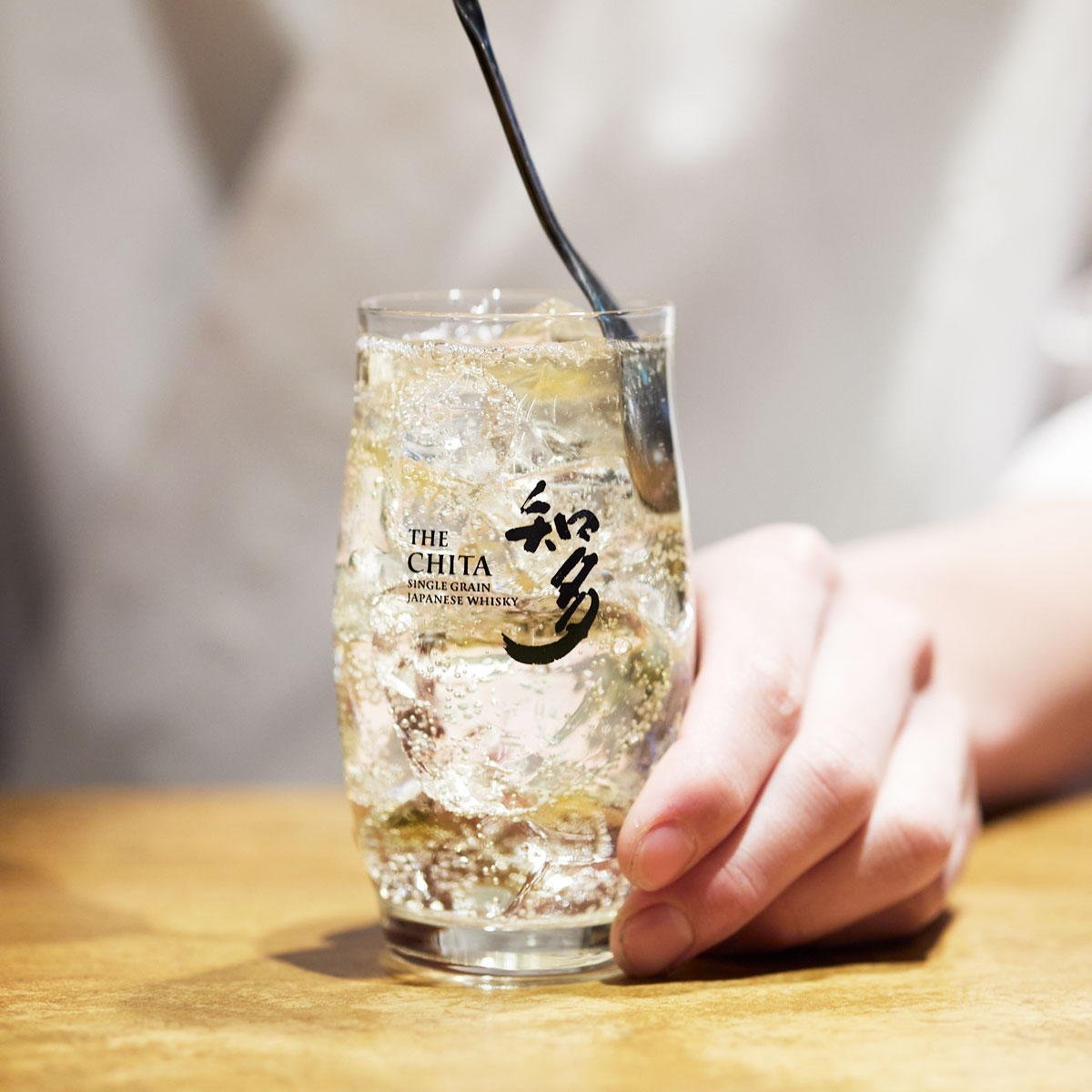 〈知多〉ハイボールを作る様子