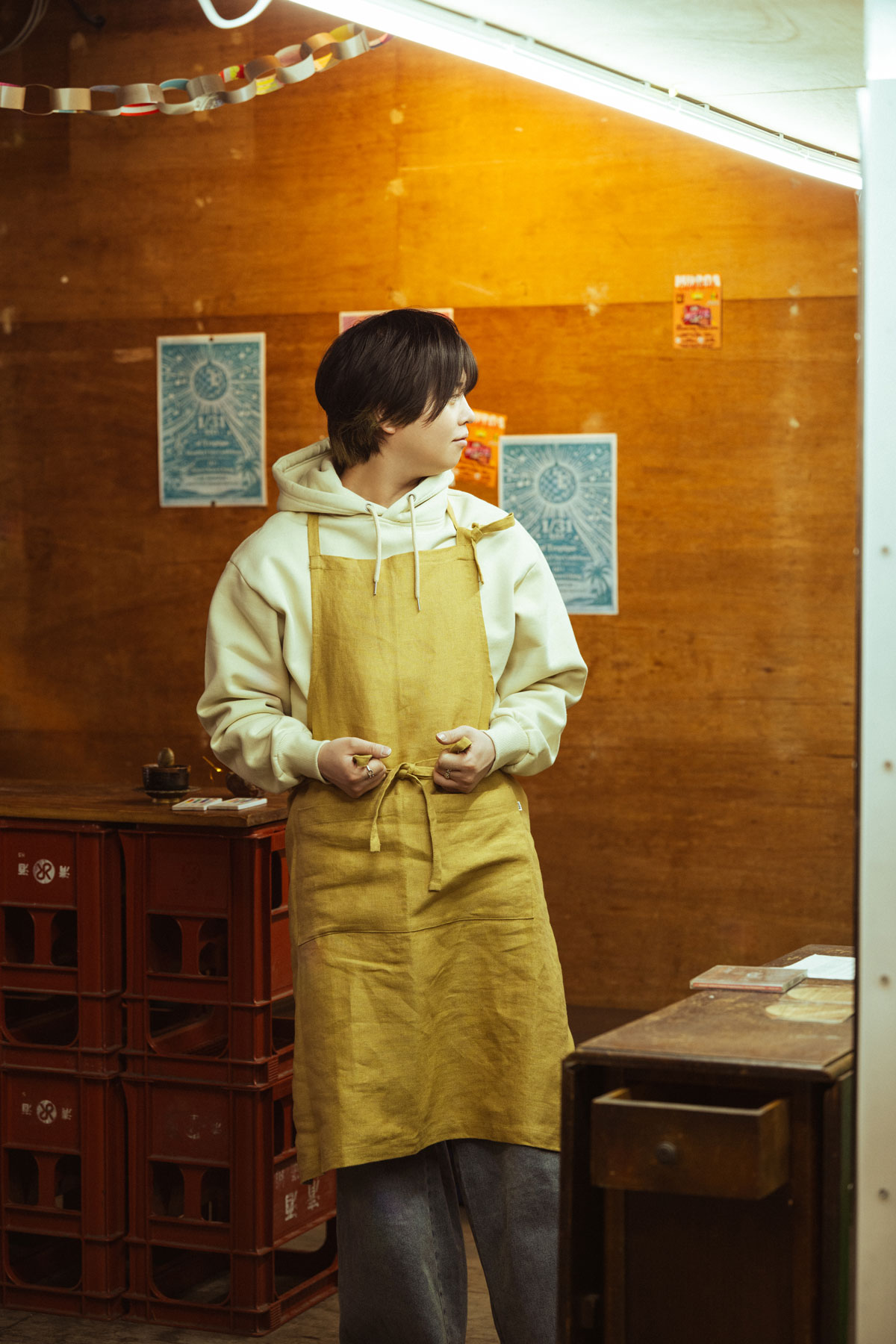 エプロンを結ぶ斉藤壮馬