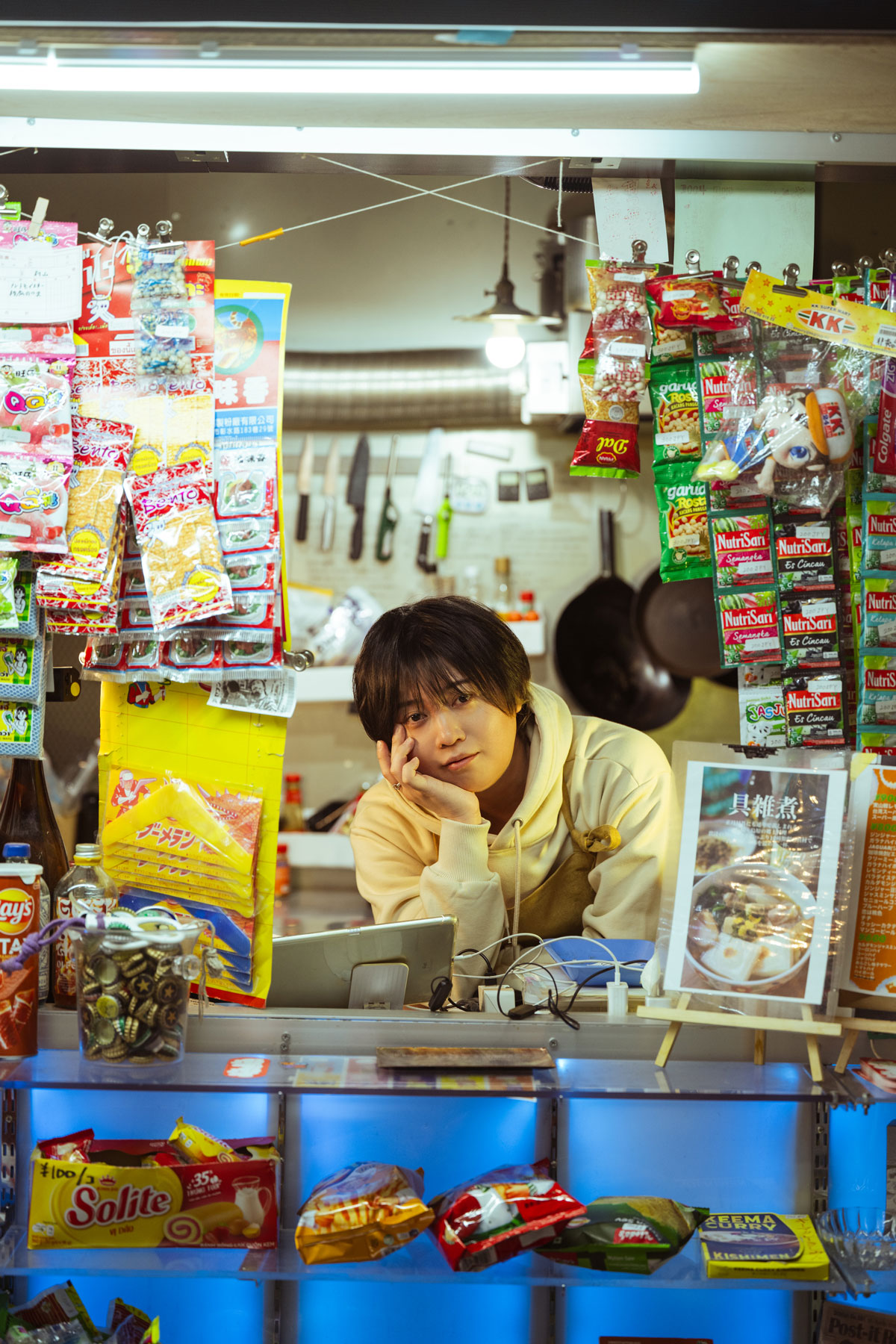 カウンターに立つ斉藤壮馬