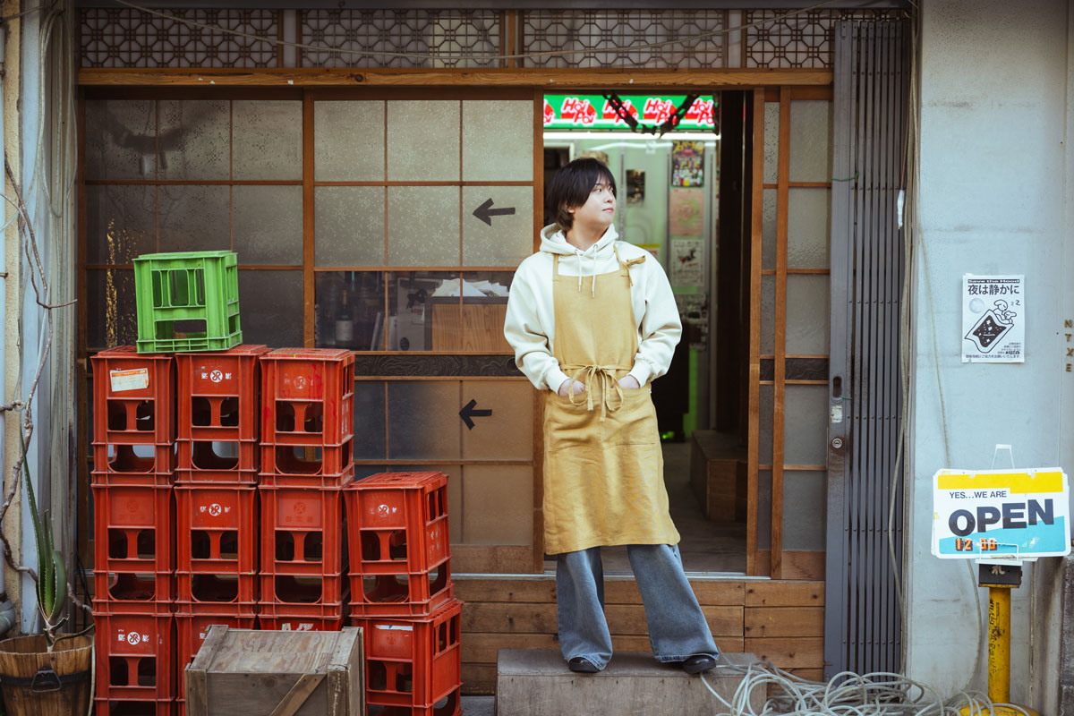 店の前に立つ斉藤壮馬