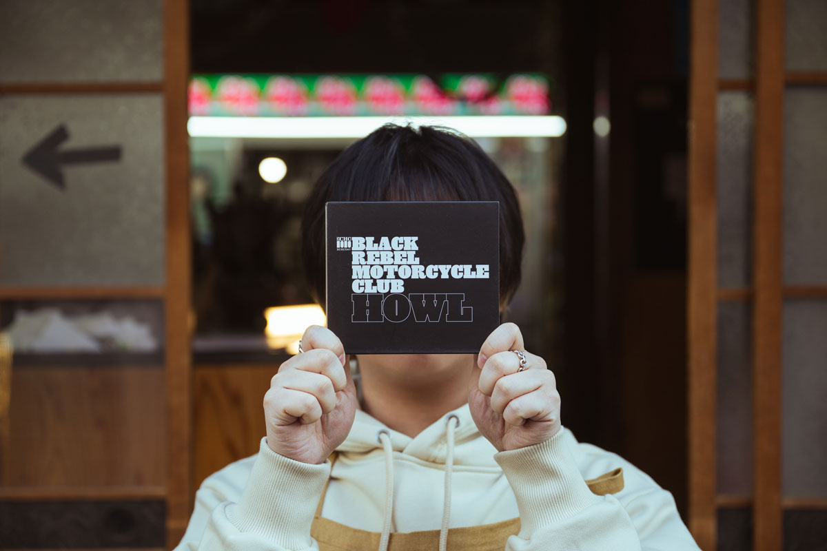 CDを掲げる斉藤壮馬