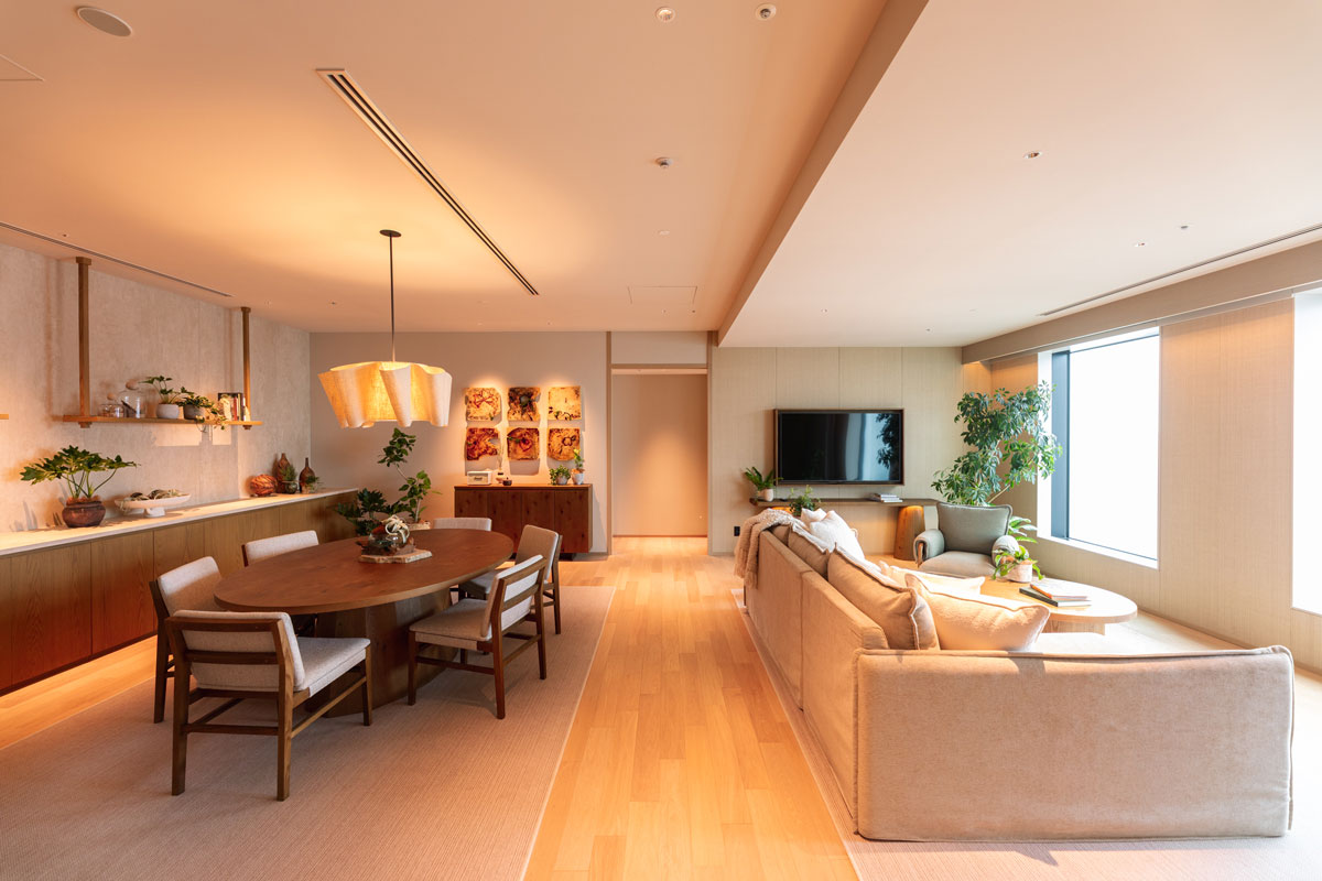 1 Hotel Tokyo「ヒナタ・ハウス・キング」のリビングスペース