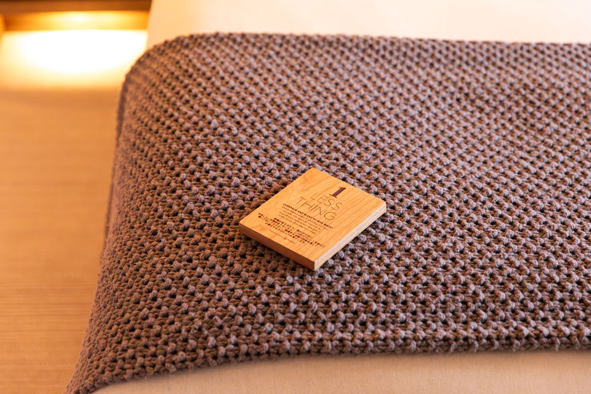 「1 Less Thing」を案内する木製のカード