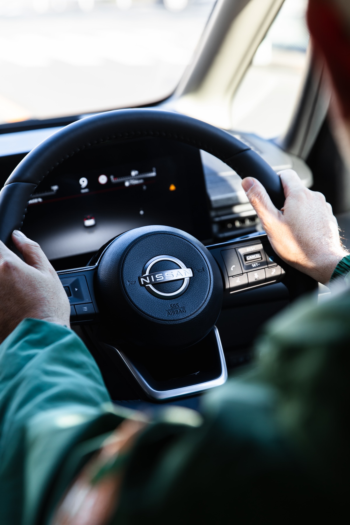 ジェリーさんのハンドルを握る手元